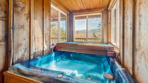 A wooden cabin with a hot tub, large windows, and a view of the mountains. - 1 mile from Historic Townsend・Hot Tub・Fireplace (Townsend)