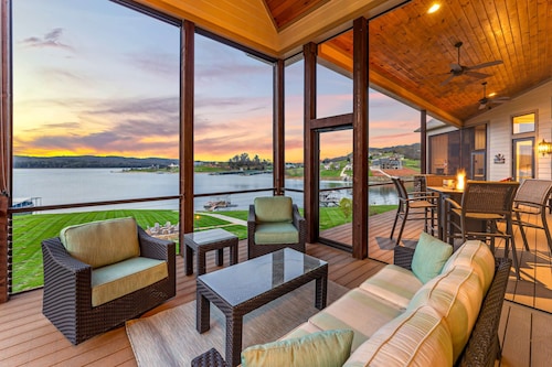 Luxe Lakefront Home, Sleeps 14・Dock・Amazing Views