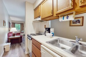 Fridge, microwave, oven, stovetop - Lovely Condo W Ridge. View・Outdoor Pool・Balcony (Gatlinburg)
