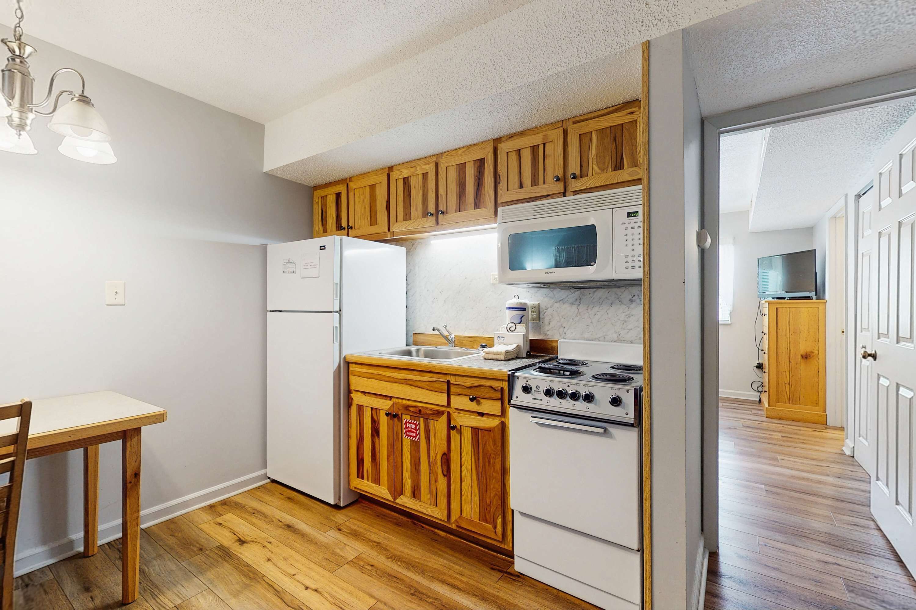 Refrigerador, microondas, placa de cocina, cafetera/tetera