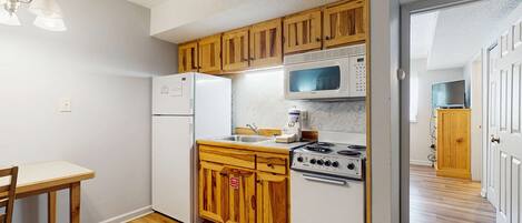 Réfrigérateur, micro-ondes, plaque de cuisson, cafetière/bouilloire