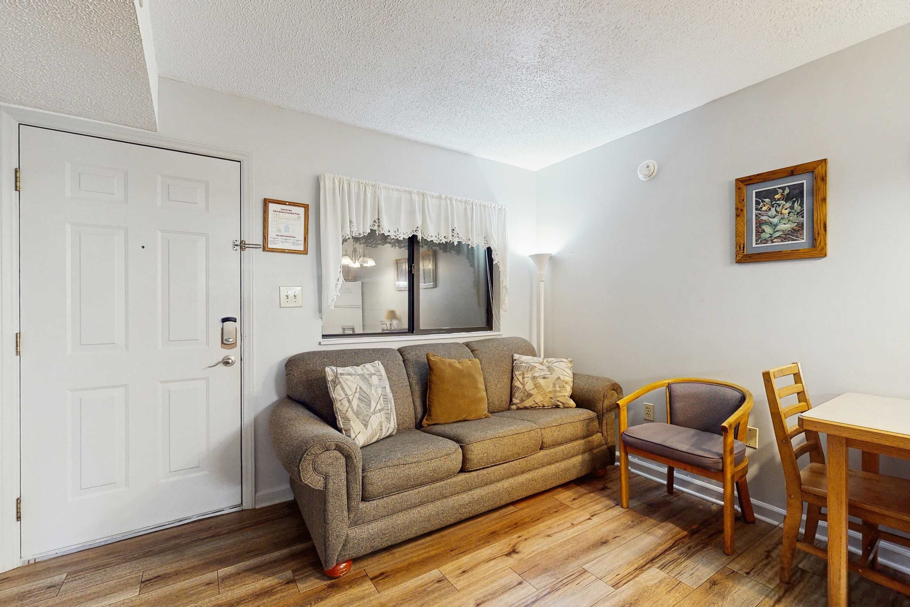 Télévision, cheminée, lecteur de DVD, espaces bureaux