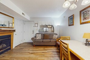 TV, fireplace, DVD player, offices - Walk to Anakeesta, Ripley’s Aquarium W Pool Access (Gatlinburg)