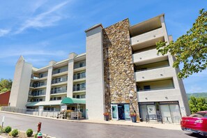 Exterior - Walk to Anakeesta, Ripley’s Aquarium W Pool Access (Gatlinburg)