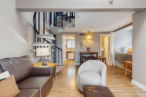 تلفزيون، مدفأة، مكتب