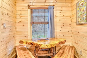 Dining - New Creekside Escape w/ Private Hot Tub & Free Attraction Tickets (Gatlinburg)