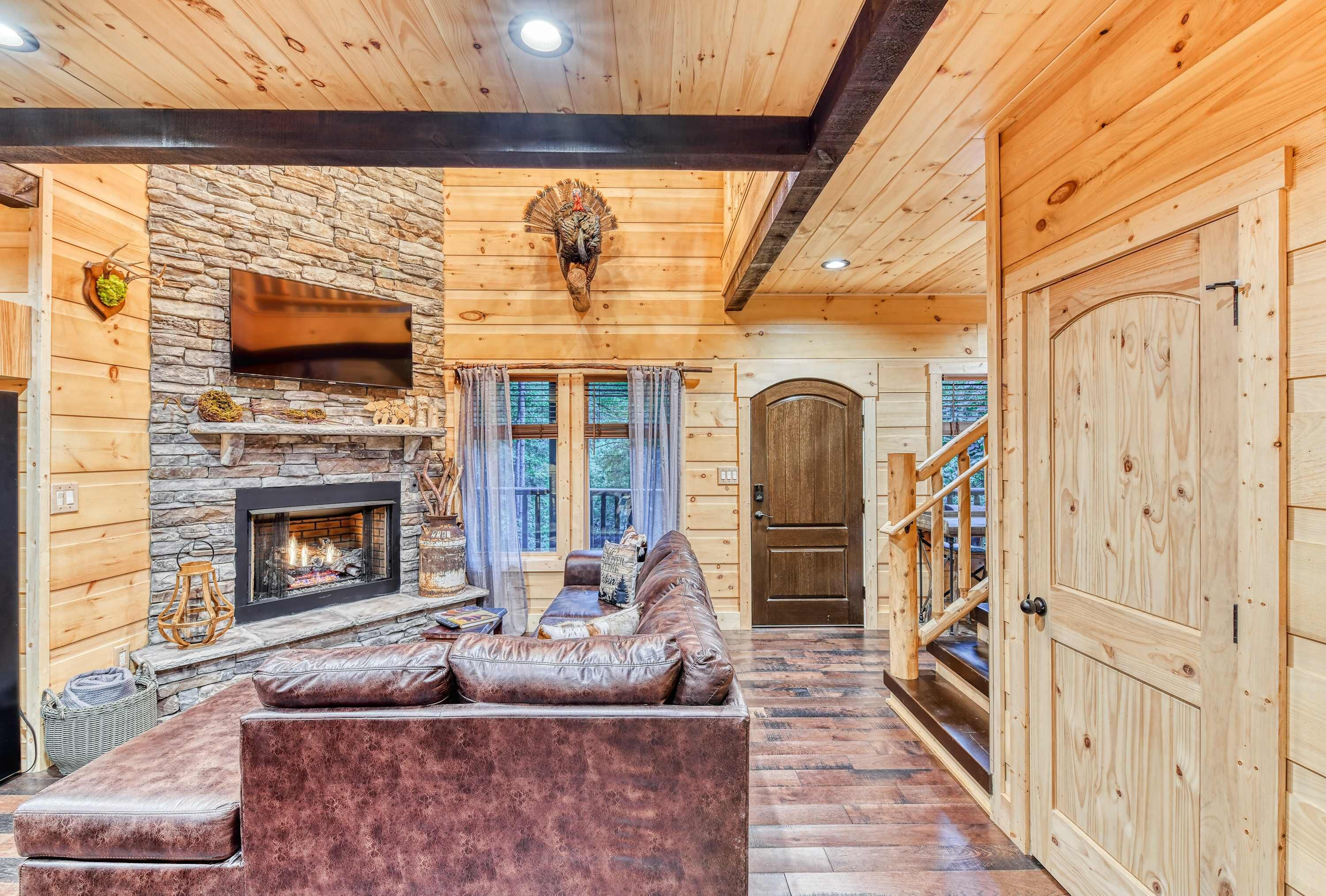 Een televisie, een open haard, een dvd-speler en een kantoor