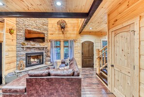 Een televisie, een open haard, een dvd-speler en een kantoor