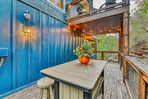 Outdoor dining - Luxury Creekside Chalet w/ Free Attraction Tickets & Hot Tub - Walk to Downtown (Gatlinburg)