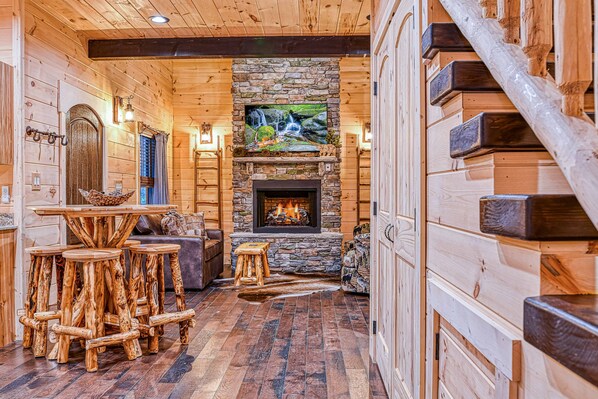 Dining - Luxury Creekside Chalet w/ Free Attraction Tickets & Hot Tub - Walk to Downtown (Gatlinburg)