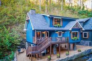 Exterior - Luxury Creekside Chalet w/ Free Attraction Tickets & Hot Tub - Walk to Downtown (Gatlinburg)