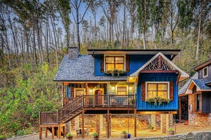Exterior - Luxury Creekside Chalet w/ Free Attraction Tickets & Hot Tub - Walk to Downtown (Gatlinburg)
