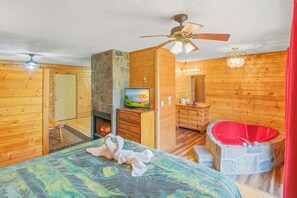 Iron/ironing board, WiFi, bed sheets - Charming Rustic Cabin, Sleeps 2・ Hot tub・Fireplace (Pigeon Forge)