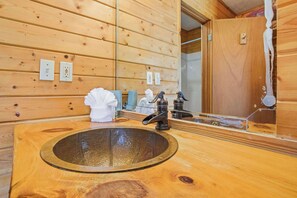 Dusj, hårføner og håndklær