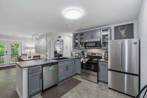 Fridge, microwave, oven, stovetop - 3 Bears Cabin, Sleeps 6, Dog Welcome, Hot Tub (Sevierville)