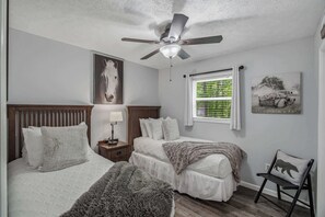 2 bedrooms, iron/ironing board, travel cot, WiFi - 3 Bears Cabin, Sleeps 6, Dog Welcome, Hot Tub (Sevierville)