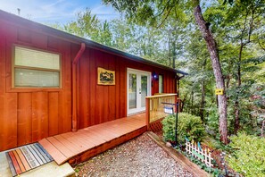 Exterior - 3 Bears Cabin, Sleeps 6, Dog Welcome, Hot Tub (Sevierville)