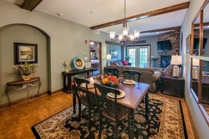 Dining - Charming Dollywood Retreat・Hot Tub & Pool Access (Sevierville)