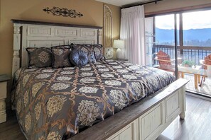 3 bedrooms, desk, iron/ironing board, WiFi - Mtn and Ntn Park View Condo, Sleeps 8, Pool, Fireplace (Gatlinburg)