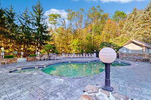 Pool - Mtn and Ntn Park View Condo, Sleeps 8, Pool, Fireplace (Gatlinburg)