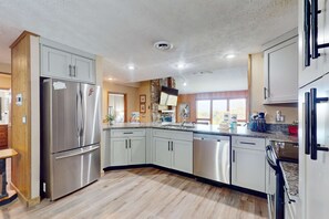 Geladeira, micro-ondas, fogão, cooktop