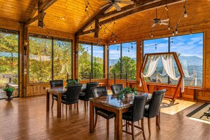 Dining - Spacious Cabin, for 58・Dual 7 Person Hot Tub・Games (Sevierville)