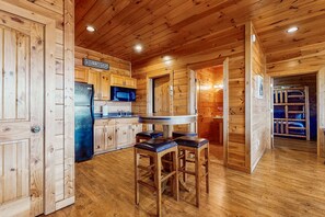 Dining - Luxe Mtn Home, Seep 12・Hot Tub・Foosball・Pool table (Gatlinburg)