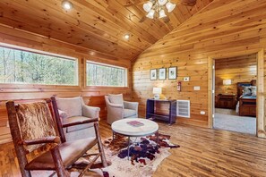 Interior - Luxe Mtn Home, Seep 12・Hot Tub・Foosball・Pool table (Gatlinburg)