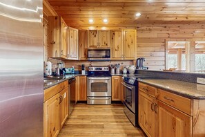 Fridge, microwave, oven, stovetop - Luxe Mtn Home, Seep 12・Hot Tub・Foosball・Pool table (Gatlinburg)