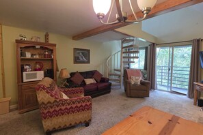 TV, fireplace, DVD player, offices - Gatlinburg Condo, for 6・Pools・Hot Tub・Lovely Views (Gatlinburg)