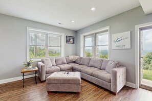 تلفزيون، مدفأة، مشغل دي في دي، مكتب