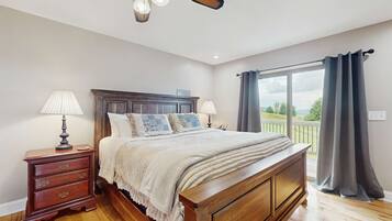 Een strijkplank/strijkijzer, wifi, beddengoed