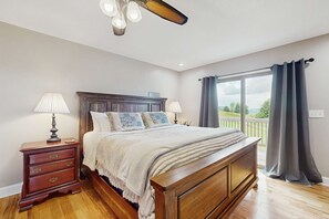 Een strijkplank/strijkijzer, wifi, beddengoed