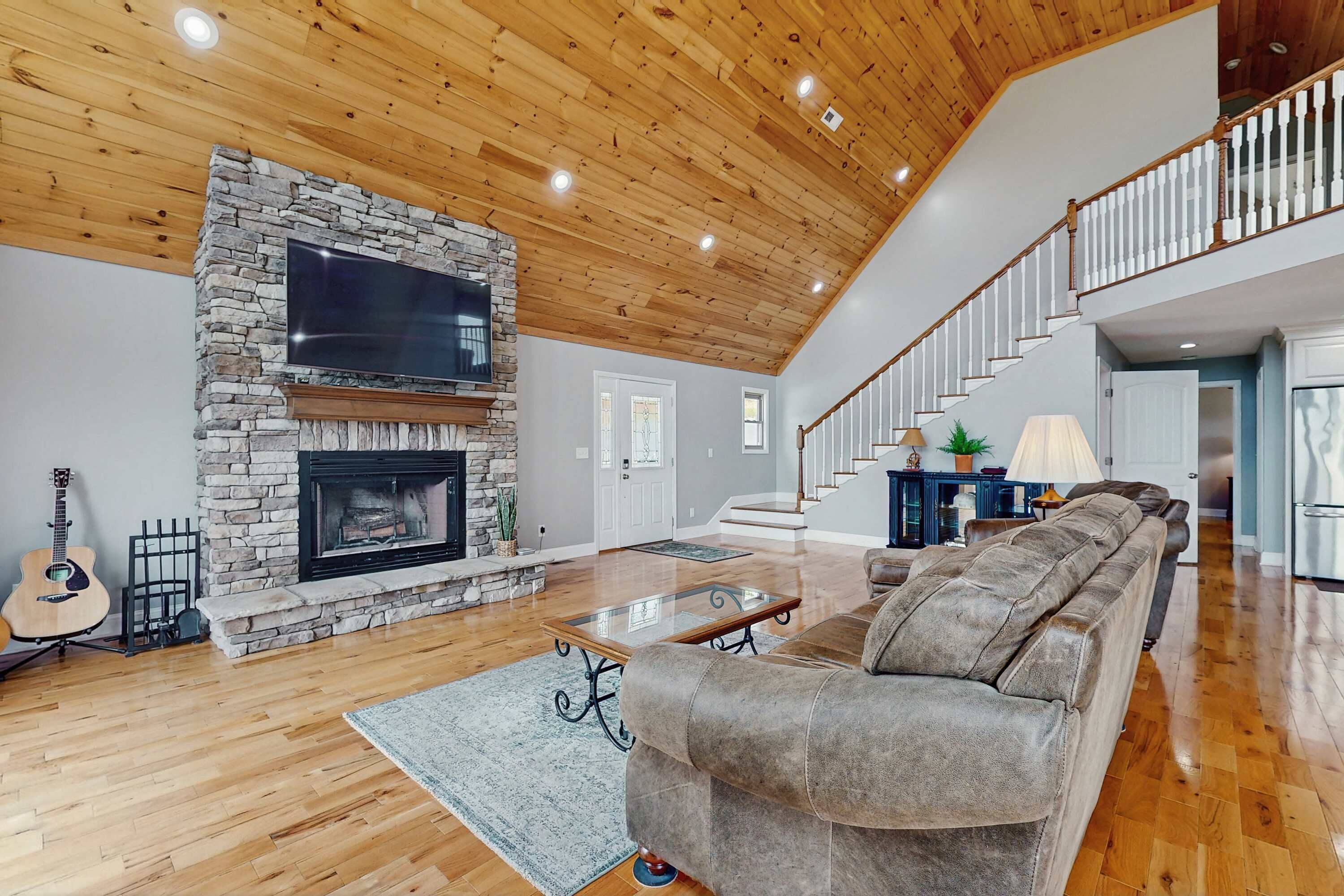 Een televisie, een open haard, een dvd-speler en een kantoor