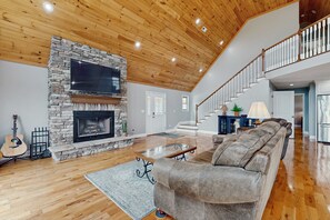 Een televisie, een open haard, een dvd-speler en een kantoor