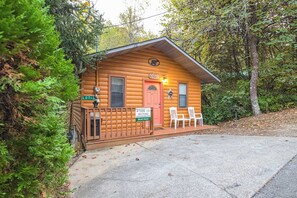 Exterior detail - Charming Hideaway, Sleeps 2・Sleepy Neighborhood (Pigeon Forge)