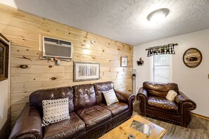 TV, fireplace, DVD player, offices - Charming Hideaway, Sleeps 2・Sleepy Neighborhood (Pigeon Forge)