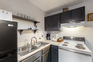 Fridge, microwave, oven, stovetop - Charming Hideaway, Sleeps 2・Sleepy Neighborhood (Pigeon Forge)