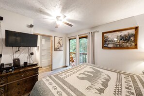 Iron/ironing board, WiFi, bed sheets - Charming Hideaway, Sleeps 2・Sleepy Neighborhood (Pigeon Forge)