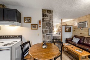 Interior - Charming Hideaway, Sleeps 2・Sleepy Neighborhood (Pigeon Forge)