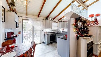 Frigorífico, microondas, horno y placa de cocina