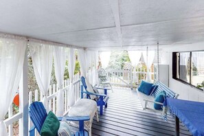 Terrace/patio - Cozy Home, Sleep 6, Inviting Deck, Game Room, Hot Tub (Gatlinburg)
