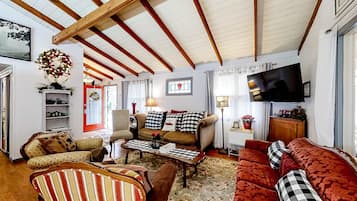 Una televisión, una chimenea, un reproductor de DVD, un futbolín