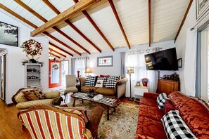 Una televisión, una chimenea, un reproductor de DVD, un futbolín