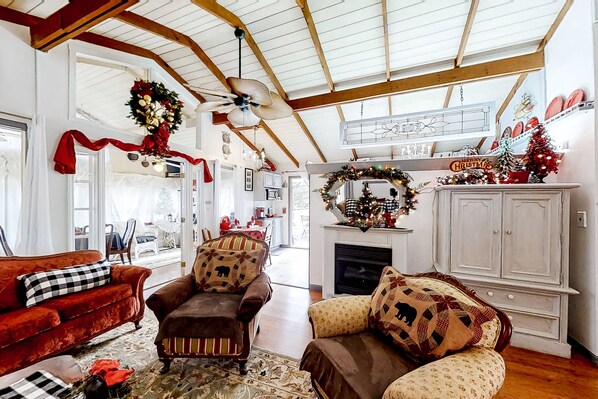 Una televisión, una chimenea, un reproductor de DVD, un futbolín