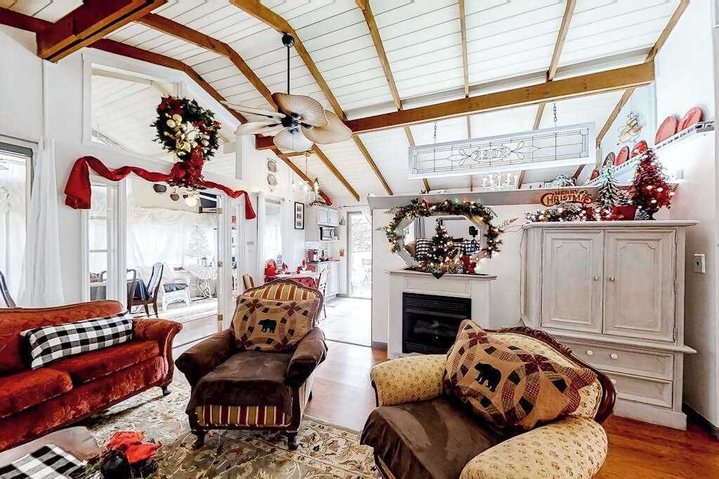 Téléviseur, foyer, lecteur de DVD, table de baby-foot