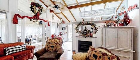 Téléviseur, foyer, lecteur de DVD, table de baby-foot