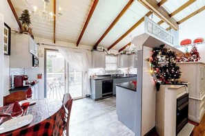 Fridge, microwave, oven, stovetop - Cozy Home, Sleep 6, Inviting Deck, Game Room, Hot Tub (Gatlinburg)