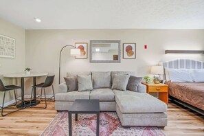 TV, table football, offices - Relaxing Studio, Sleeps 2, Near Golf & Douglas Lake (Baneberry)