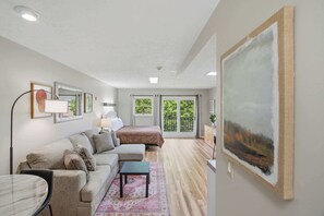 TV, table football, offices - Relaxing Studio, Sleeps 2, Near Golf & Douglas Lake (Baneberry)